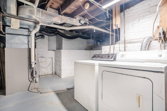 unfinished below grade area featuring washing machine and clothes dryer