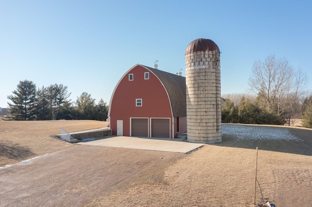 view of outdoor structure with driveway