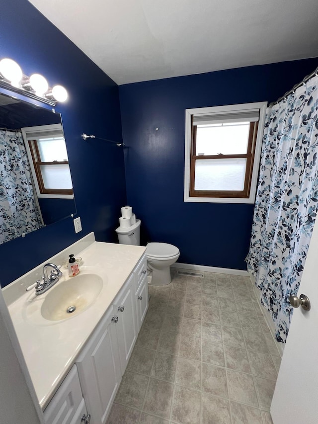 full bathroom featuring toilet, visible vents, baseboards, vanity, and a shower with curtain