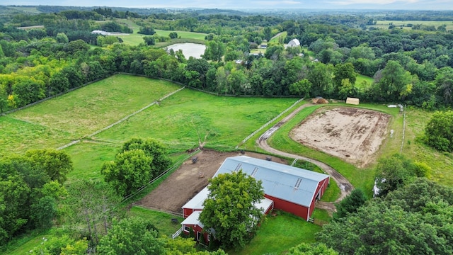 birds eye view of property featuring a forest view