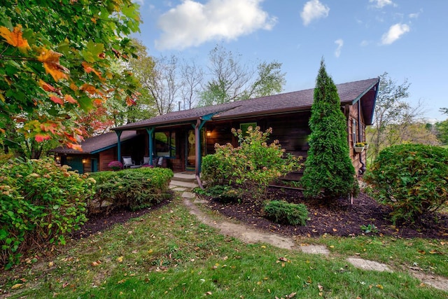 view of front of property with a front yard