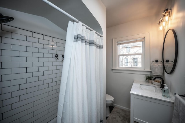 full bath with vanity, a shower with shower curtain, toilet, and baseboards