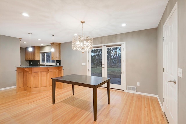 dining space with baseboards, recessed lighting, visible vents, and light wood-type flooring