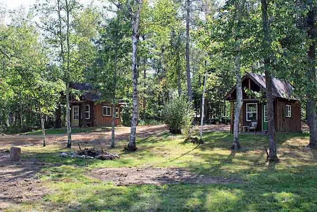 view of yard featuring an outdoor structure