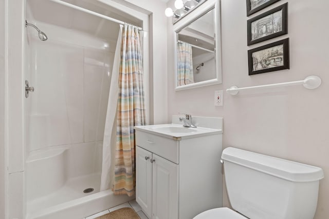 full bath with toilet, a shower with curtain, and vanity