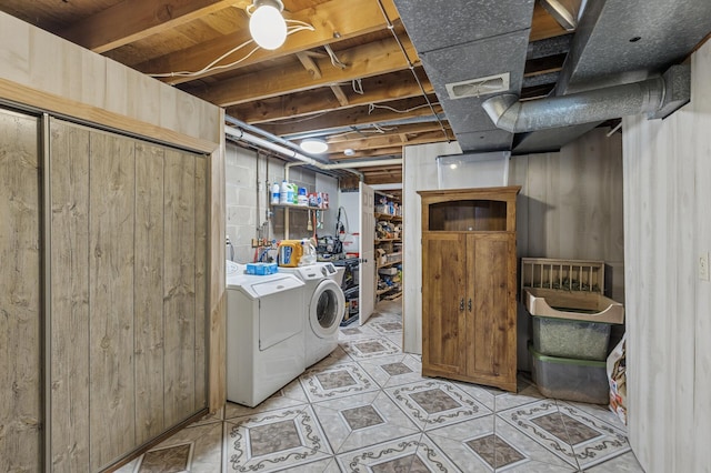 washroom featuring laundry area, visible vents, and independent washer and dryer