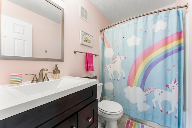 full bath with vanity, visible vents, a textured ceiling, curtained shower, and toilet