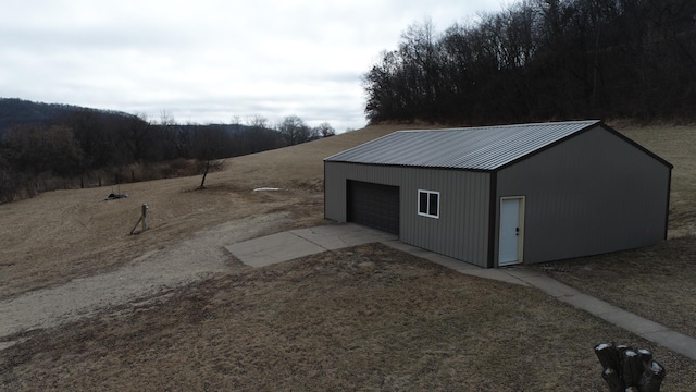 view of outdoor structure featuring an outbuilding