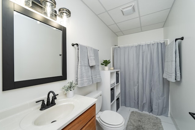 full bathroom featuring visible vents, toilet, a shower with curtain, a drop ceiling, and vanity