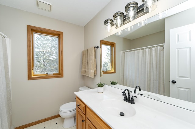 2511 Mayowood Ln SW, Rochester, MN 55902 - full bath featuring toilet, vanity, baseboards, and curtained shower