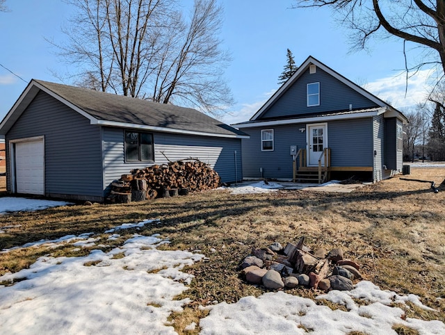 view of front facade with a detached garage and an outdoor structure