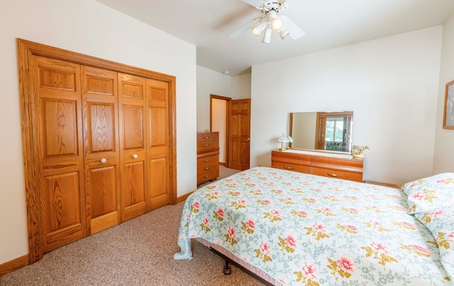 bedroom featuring carpet floors, baseboards, a ceiling fan, and a closet