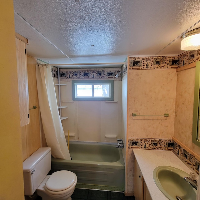 43404 Bills Beach Rd, Edna Twp, MN 56528 - bathroom featuring a textured ceiling, toilet, shower / bath combo with shower curtain, and vanity