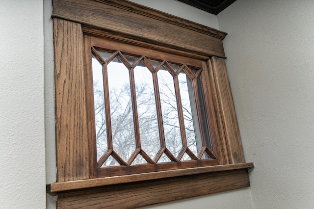 interior details featuring a textured wall