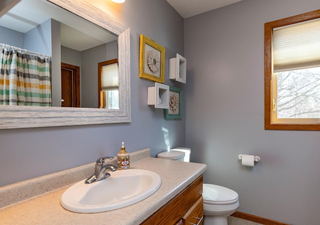 full bathroom featuring a shower with shower curtain, plenty of natural light, vanity, and toilet