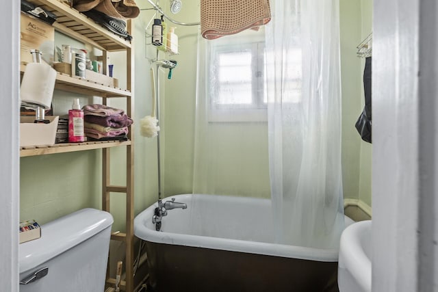 bathroom featuring toilet and shower / tub combo