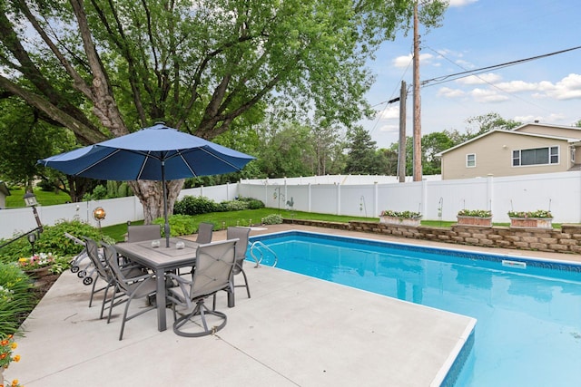 view of swimming pool featuring outdoor dining space, a patio area, and a fenced in pool