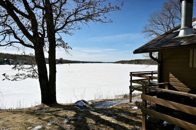 view of yard featuring a water view