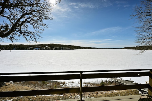 view of yard featuring a water view