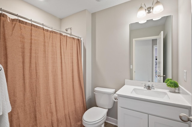 full bath with a shower with shower curtain, vanity, and toilet