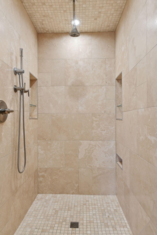 full bathroom featuring a tile shower