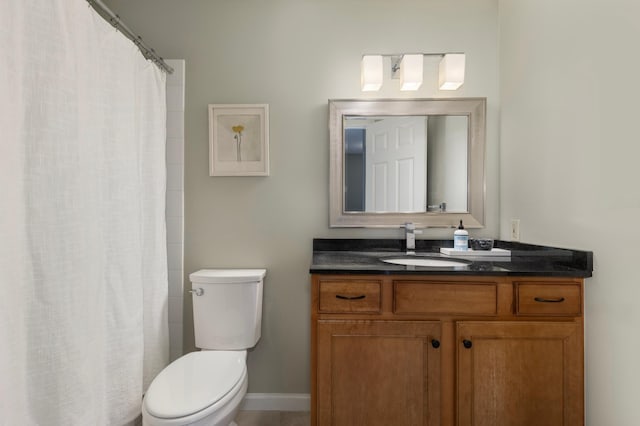 bathroom featuring a shower with curtain, baseboards, toilet, and vanity