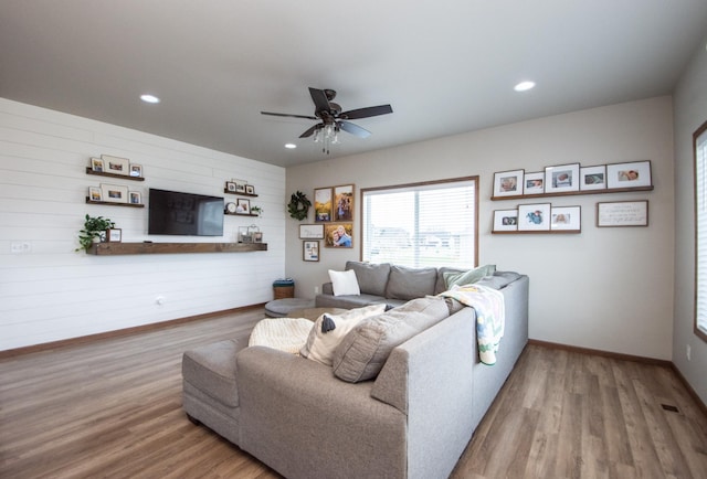 living room with baseboards, recessed lighting, wood finished floors, and ceiling fan