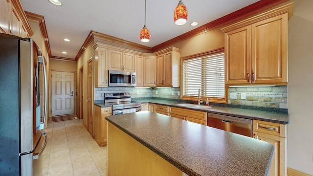 kitchen featuring stainless steel appliances, a sink, a center island, tasteful backsplash, and dark countertops