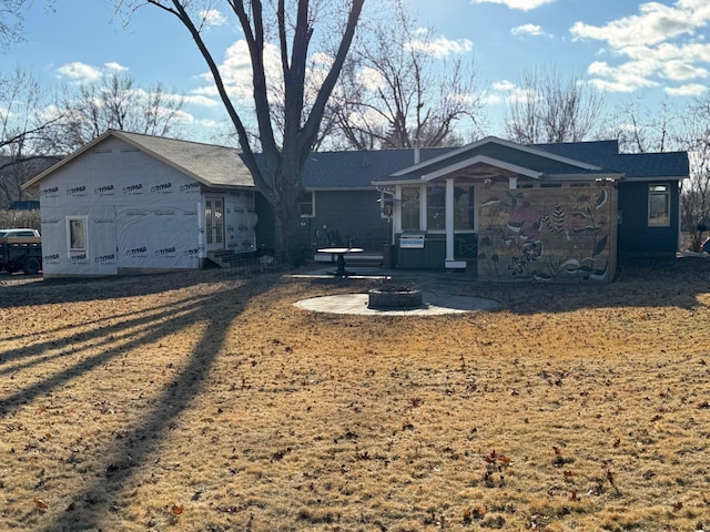 view of front of property with an outdoor fire pit