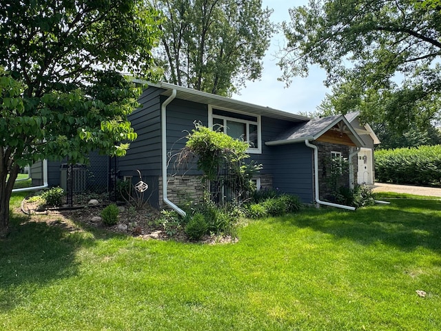 1903 Lenore Ln, Red Wing, MN 55066 - view of side of home with a yard