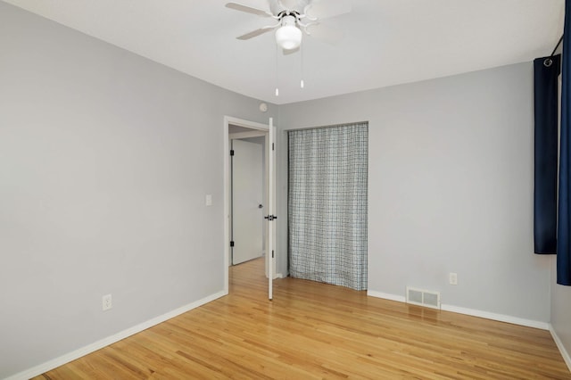 unfurnished bedroom featuring light wood-style floors, baseboards, visible vents, and ceiling fan