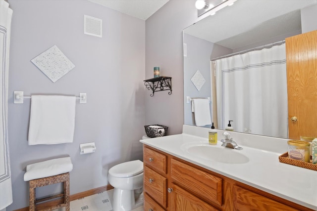 bathroom featuring curtained shower, visible vents, toilet, vanity, and baseboards