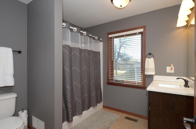 full bath with toilet, vanity, visible vents, and baseboards