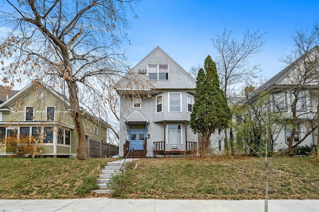 view of front of property featuring a front yard