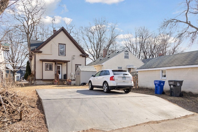 view of front facade featuring driveway