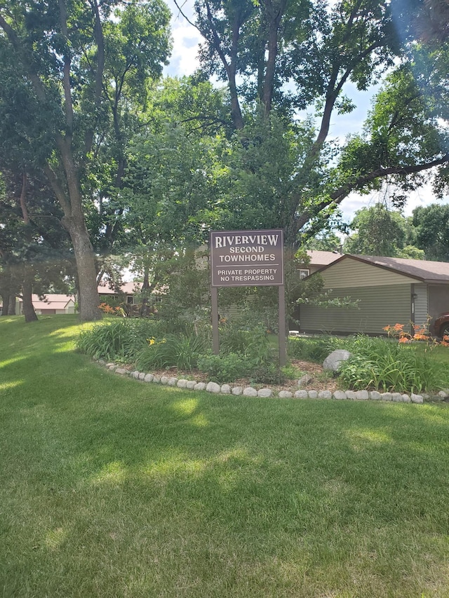 community / neighborhood sign featuring a lawn