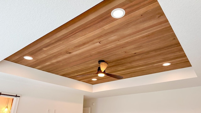 interior details with recessed lighting, ceiling fan, and a barn door