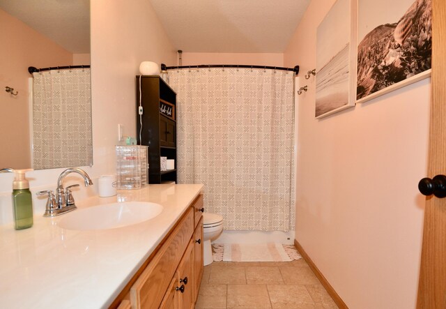 full bathroom featuring toilet, curtained shower, baseboards, and vanity