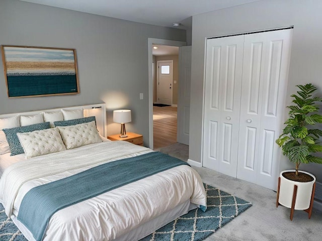 carpeted bedroom featuring baseboards and a closet