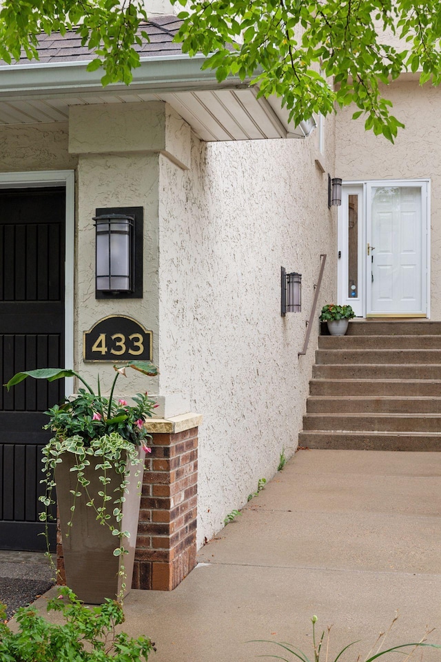 entrance to property with stucco siding