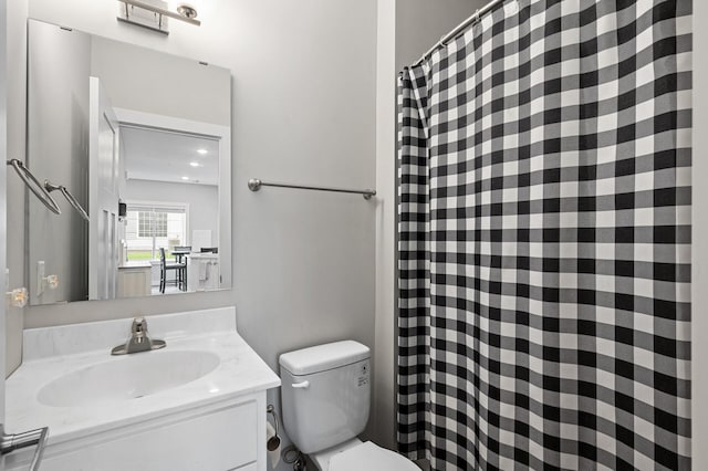 full bathroom featuring a shower with curtain, vanity, and toilet