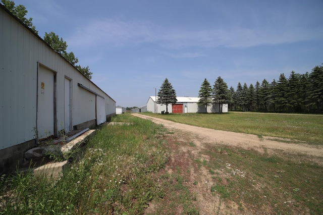 view of yard featuring a pole building and an outbuilding