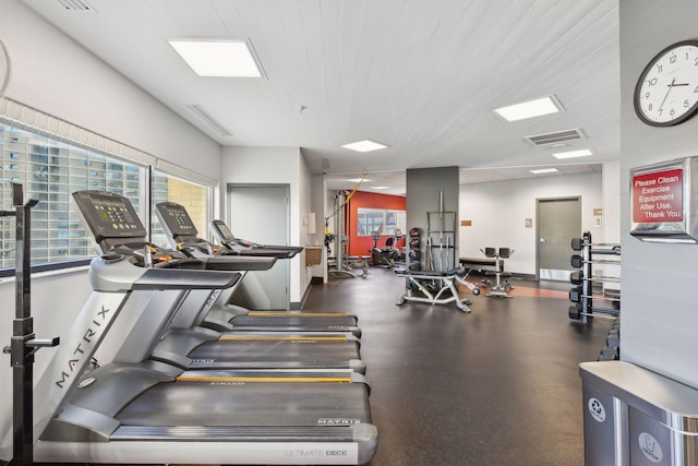 exercise room with plenty of natural light, visible vents, and baseboards