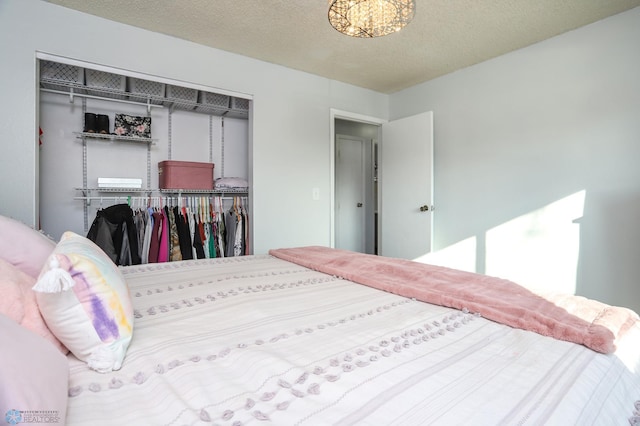 bedroom featuring a textured ceiling and a closet