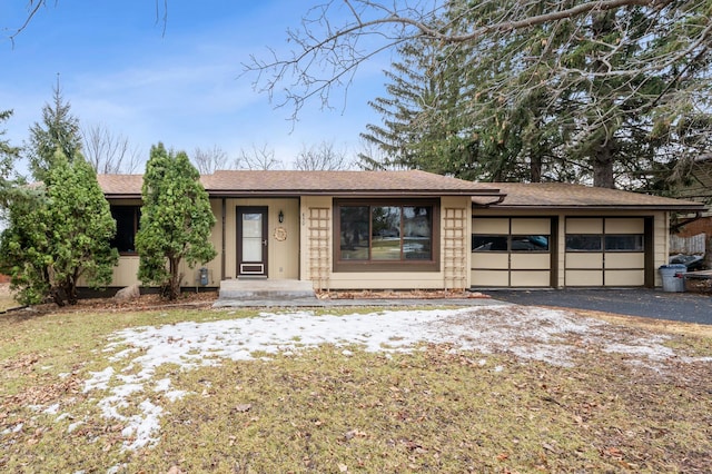 view of front of home with a garage and driveway