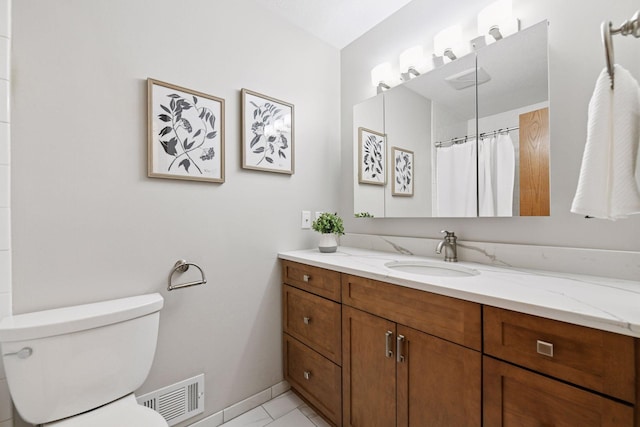 bathroom with vanity, a shower with shower curtain, baseboards, visible vents, and toilet