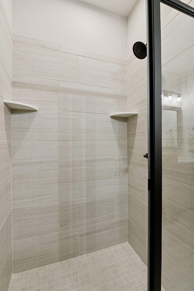 full bathroom featuring a tile shower