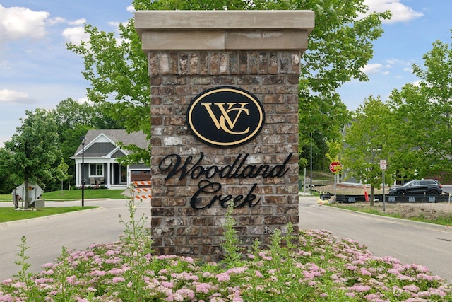 community sign featuring driveway