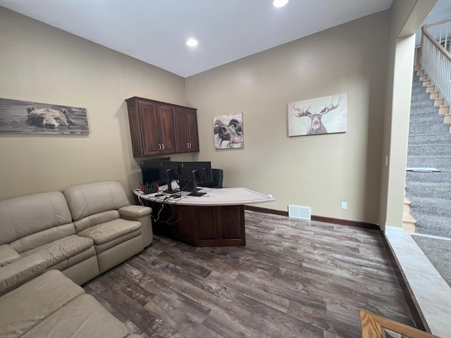 office area featuring dark wood-style floors, recessed lighting, visible vents, and baseboards