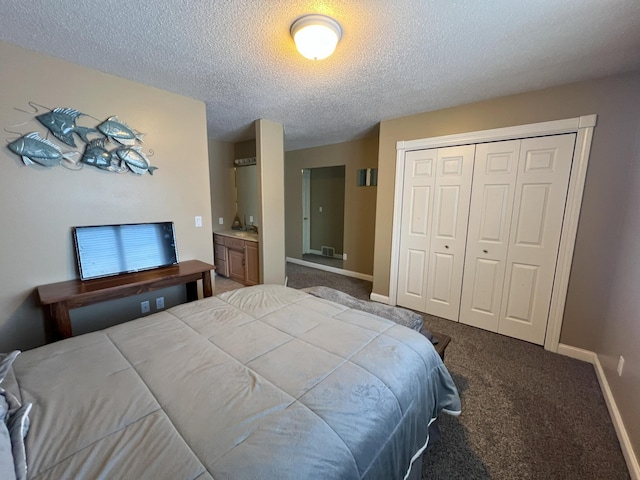 bedroom featuring a textured ceiling, carpet flooring, visible vents, baseboards, and a closet